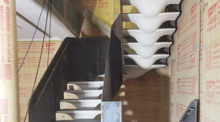 山東皇家私人定制GRG旋轉(zhuǎn)樓梯魚骨造型